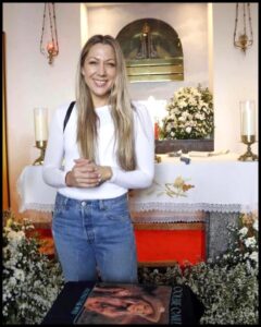 Pianist Colbie Caillat